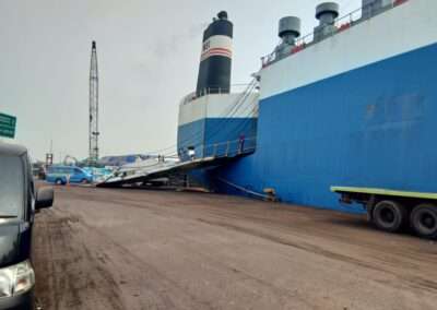 Proses mobil naik rampdoor kapal